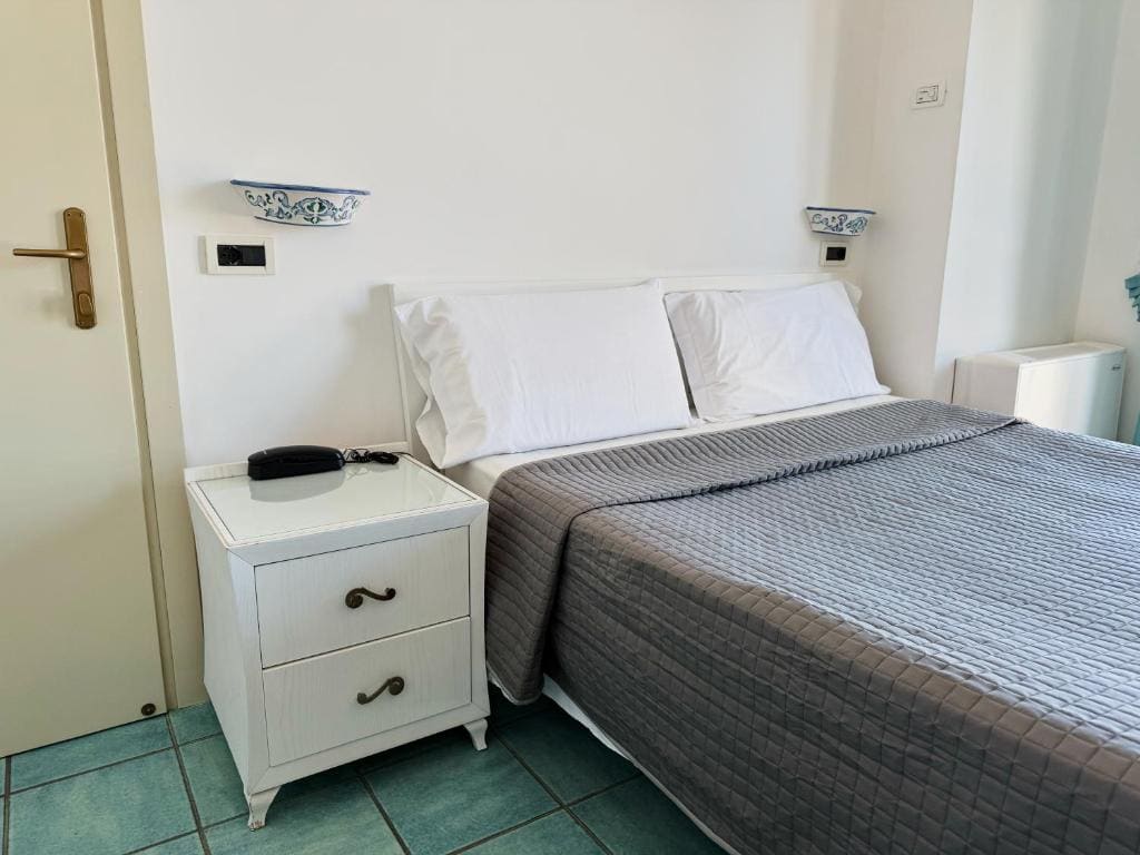 Double Room with Sea View room - Image 2