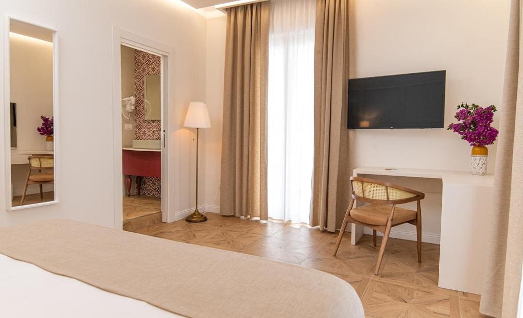 King Suite with Spa Bath room - Image 2