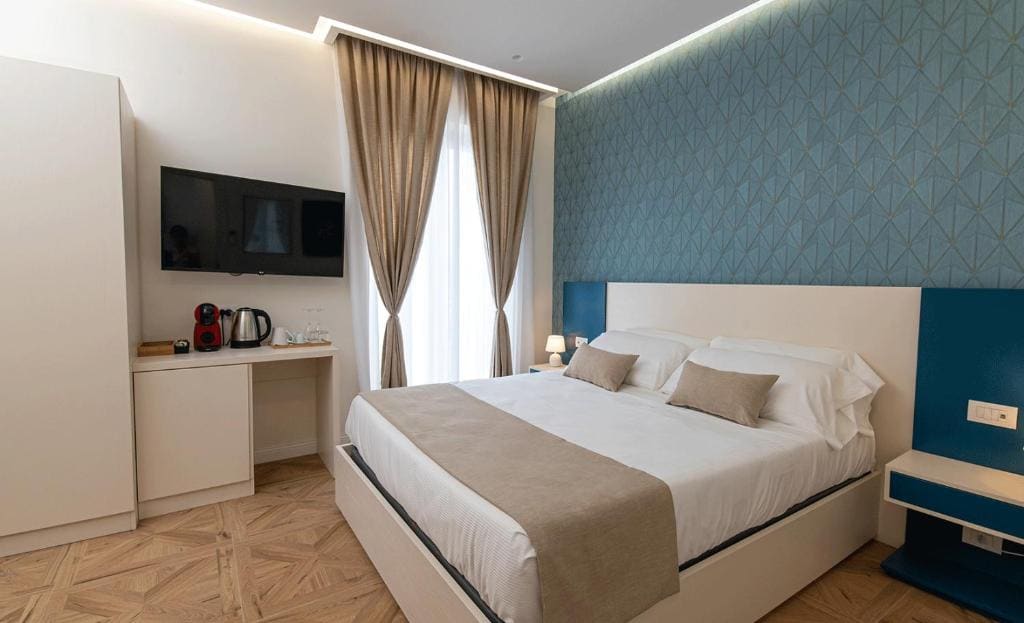 King Suite with Spa Bath room - Image 3