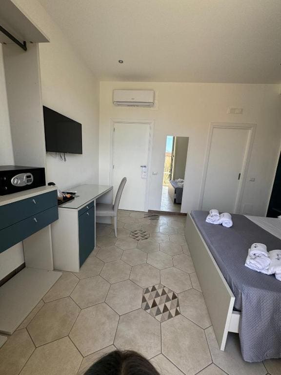 Deluxe Queen Room room - Image 2