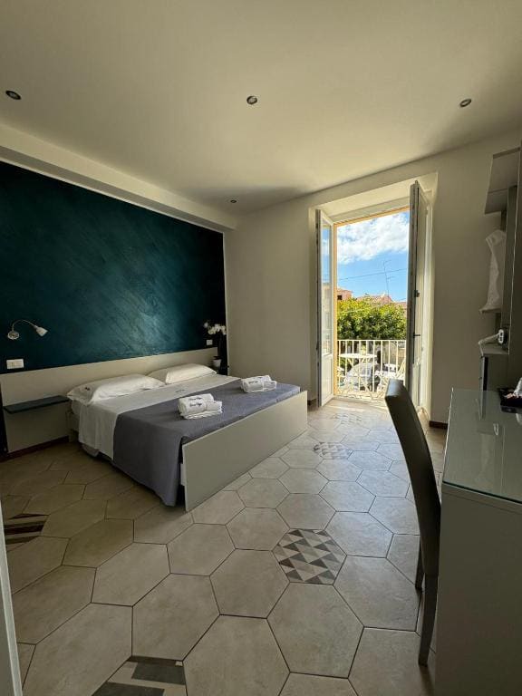 Deluxe Queen Room room - Image 1
