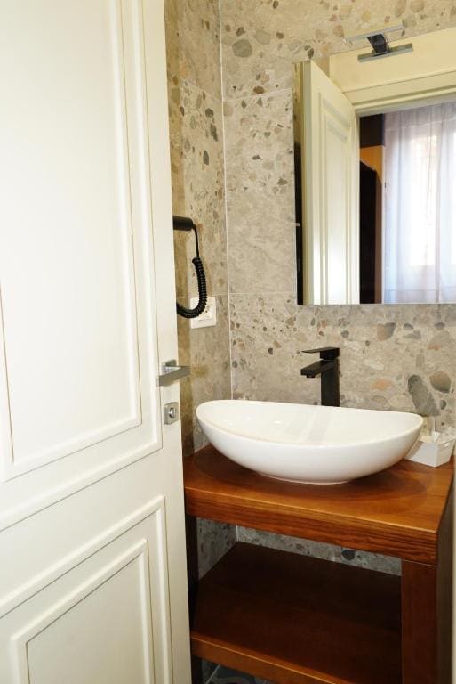 Standard Double Room room - Image 3