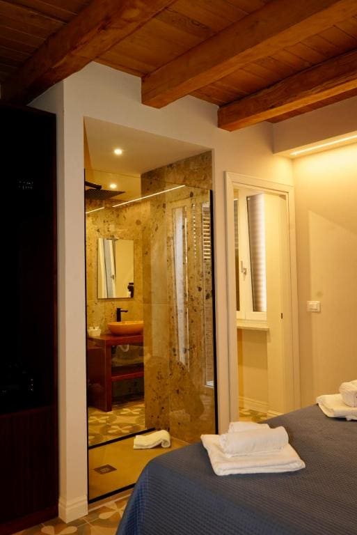 Superior King Room room - Image 1