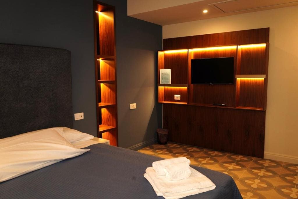 Superior King Room room - Image 3