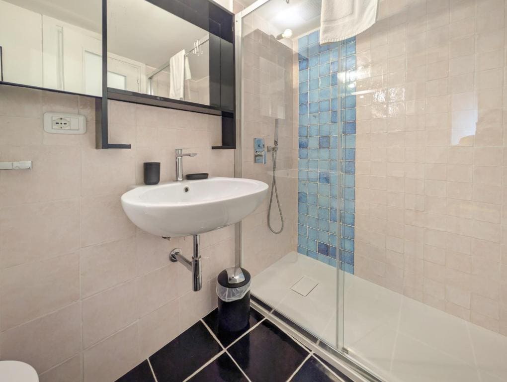 Small Double Room room - Image 2