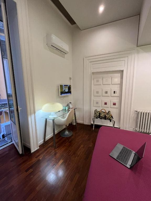 Double Room with Balcony room - Image 2