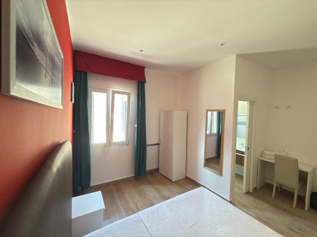 Double Room with Private Bathroom room - Image 3