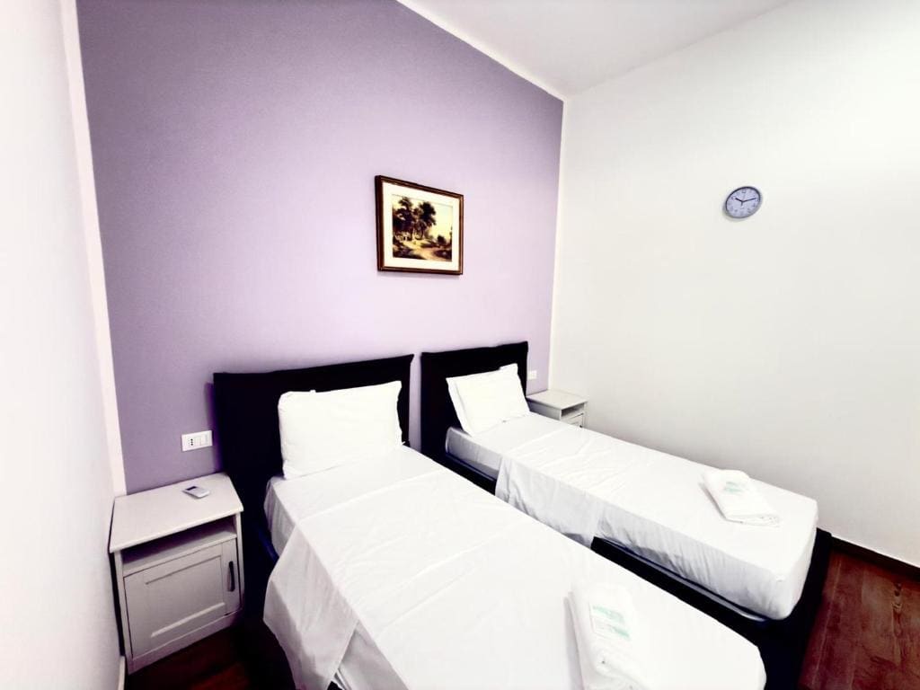 Standard Twin Room with Shared Bathroom room - Image 2