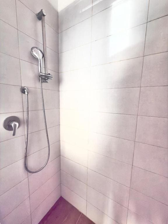 Standard Twin Room with Shared Bathroom room - Image 3