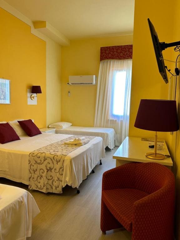 Comfort Quadruple Room room - Image 1