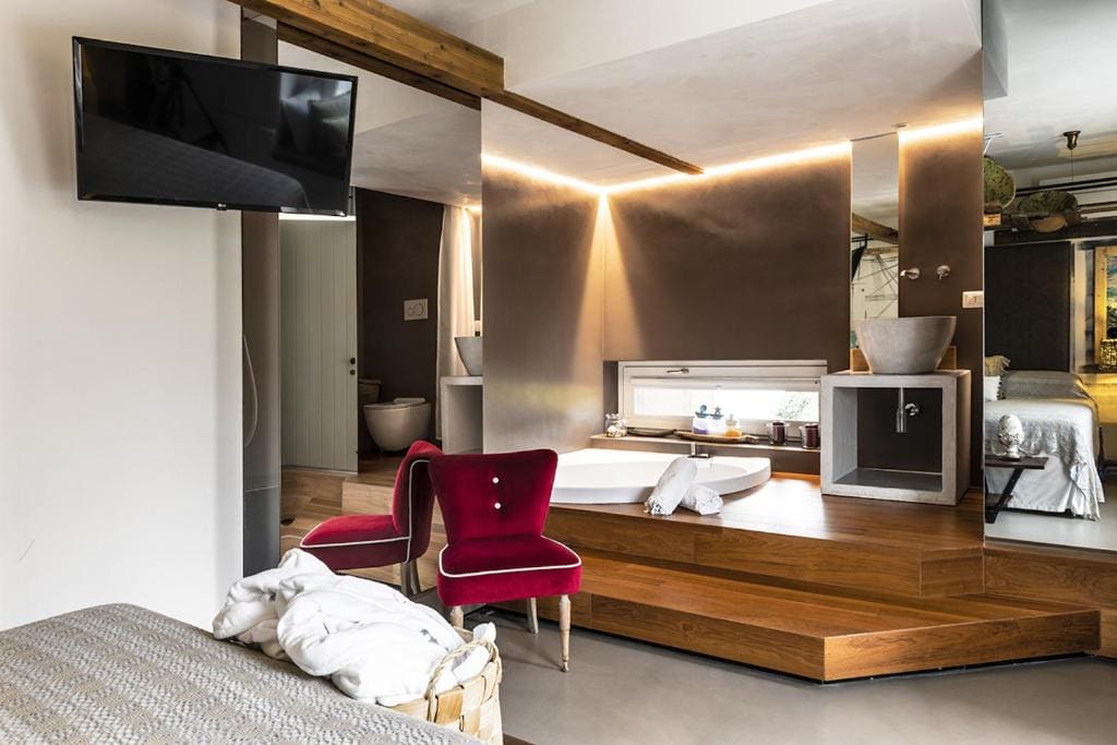 Deluxe Suite with Spa Bath room - Image 1