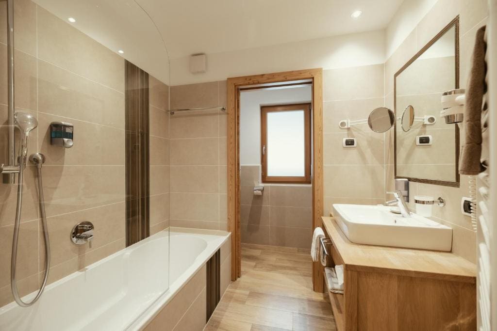 Double Room with Balcony room - Image 2