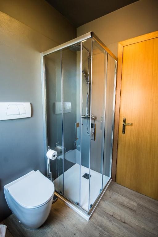 Deluxe Quadruple Room room - Image 2