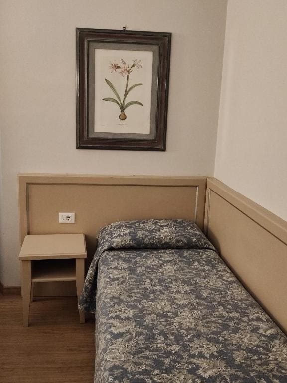 Single Room with Private External Bathroom room - Image 1