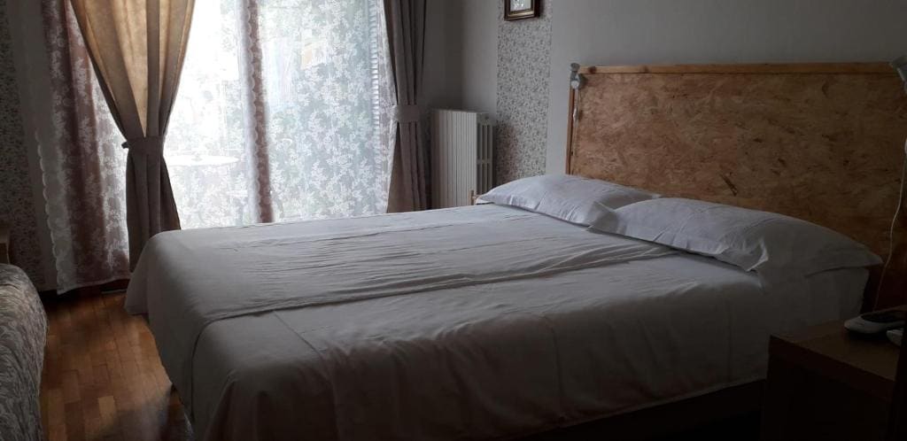 Large Double or Twin Room room - Image 3