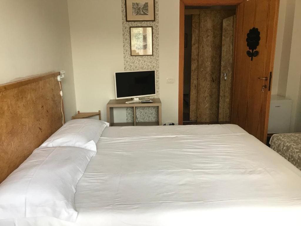 Large Double or Twin Room room - Image 2
