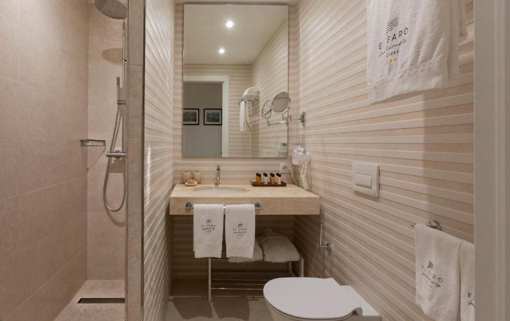 Deluxe Double with Sea View room - Image 2