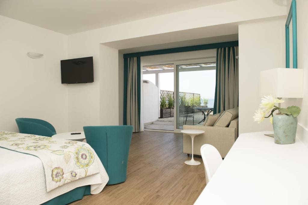 Sea Garden Deluxe Double room - Image 3