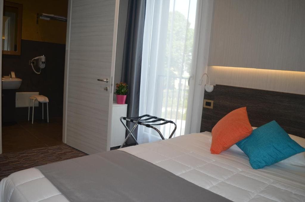 Single Room with Private Bathroom room - Image 2
