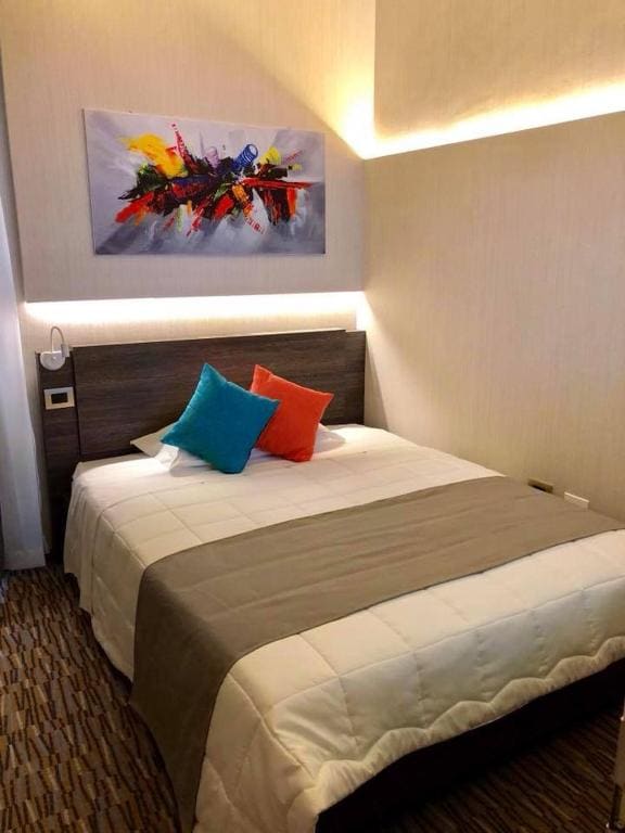 Single Room with Private Bathroom room - Image 3