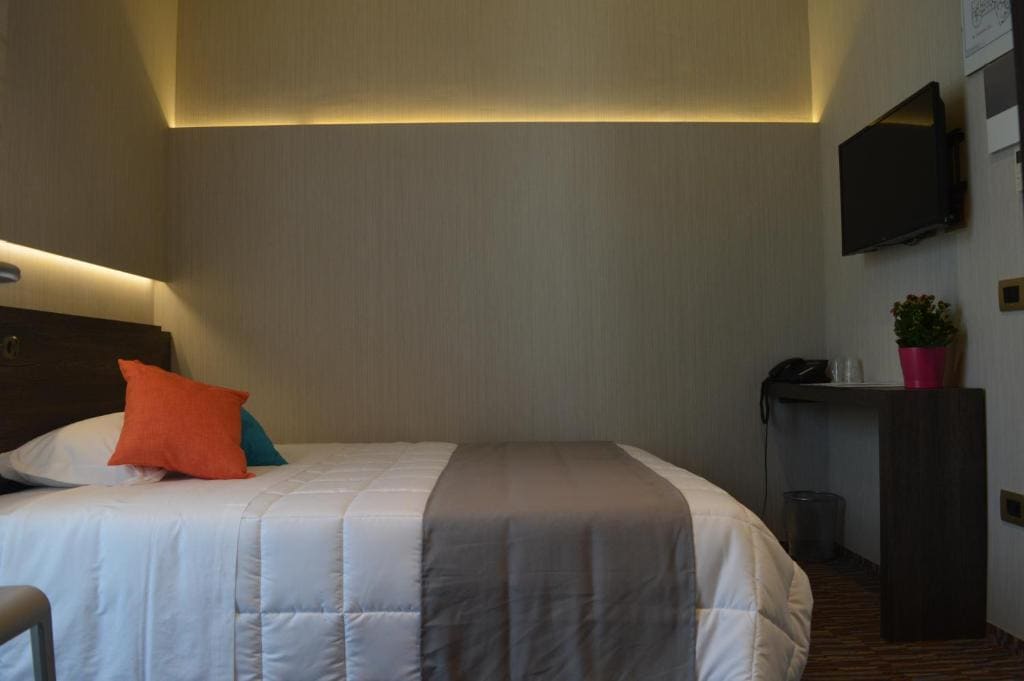 Single Room with Private Bathroom room - Image 1