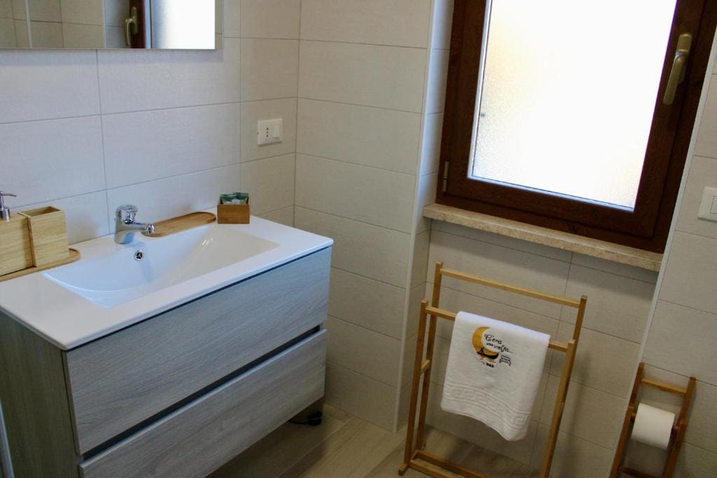 Double Room with Lake View room - Image 3