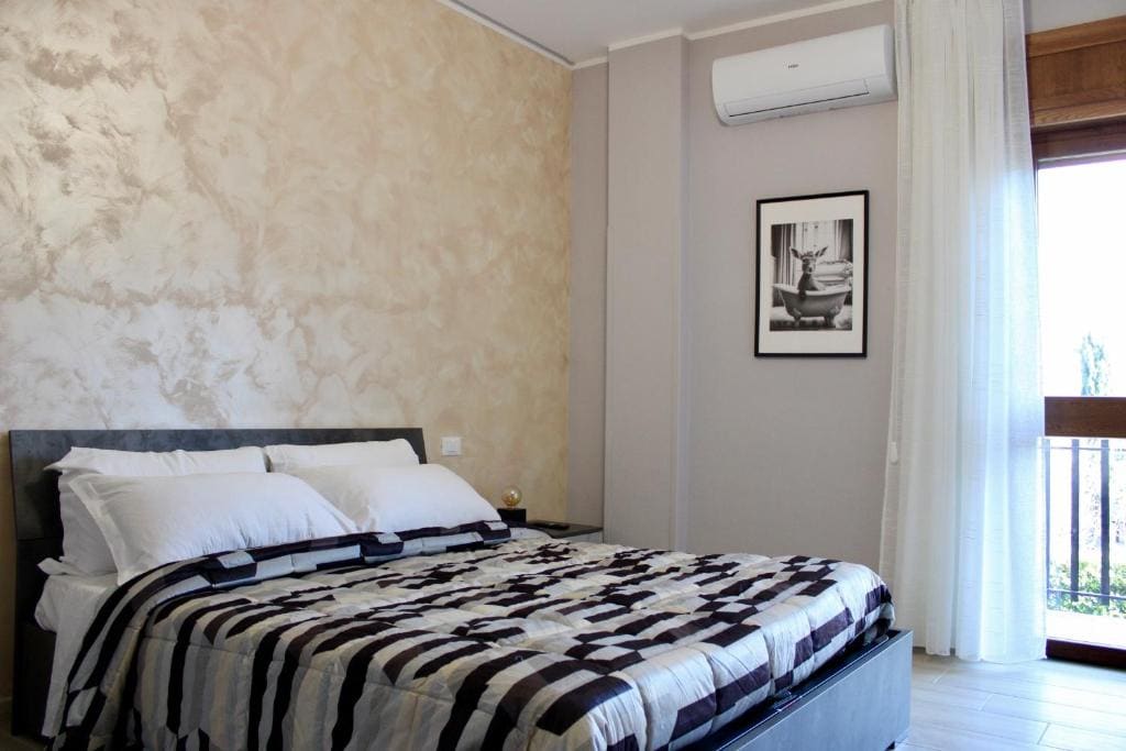 Double Room with Lake View room - Image 2