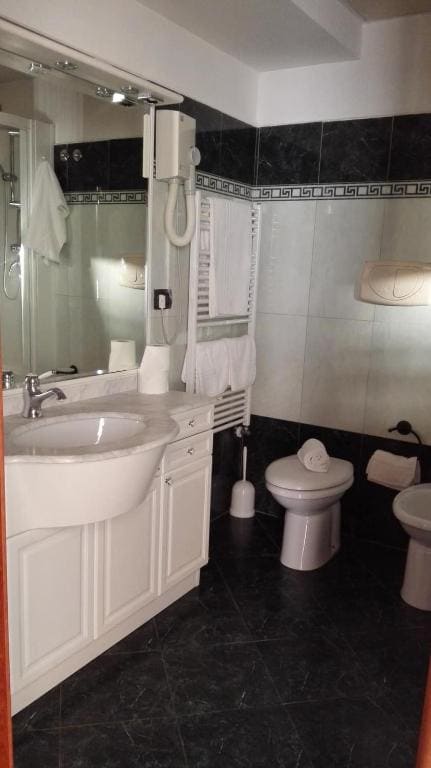 Standard Double or Twin Room room - Image 3