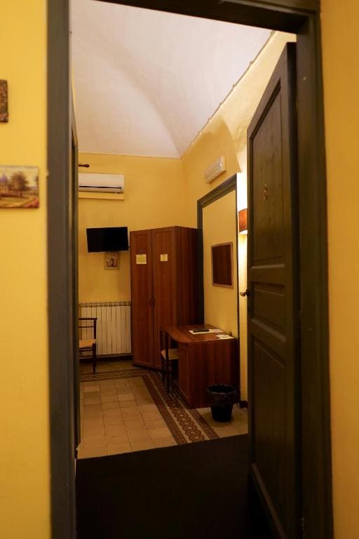 Double Room with Private Bathroom room - Image 3