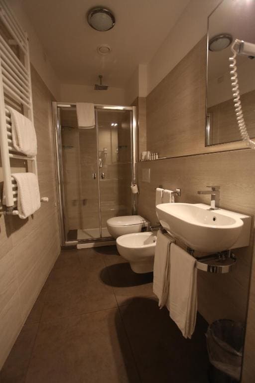 Deluxe Quadruple Room room - Image 1