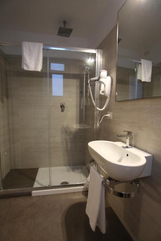 Deluxe Room room - Image 3