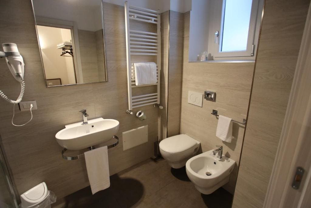 Deluxe Twin Room room - Image 3