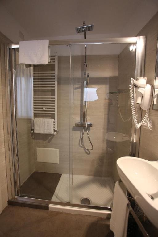 Standard Triple Room room - Image 3