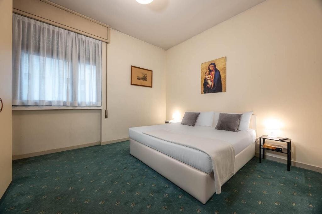 One-Bedroom Apartment - separate building room - Image 1