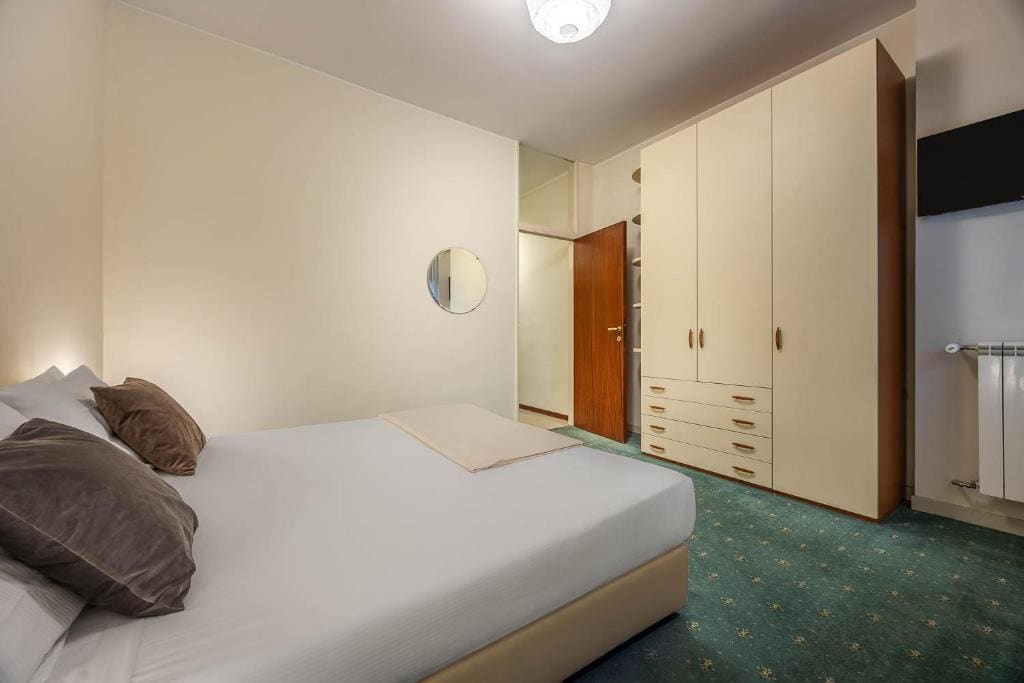 One-Bedroom Apartment - separate building room - Image 2