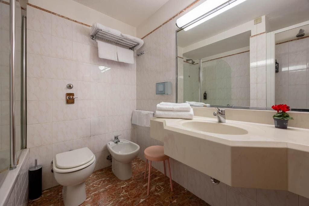 Superior Quadruple Room room - Image 3