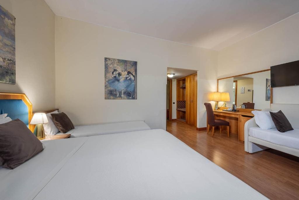 Superior Quadruple Room room - Image 2