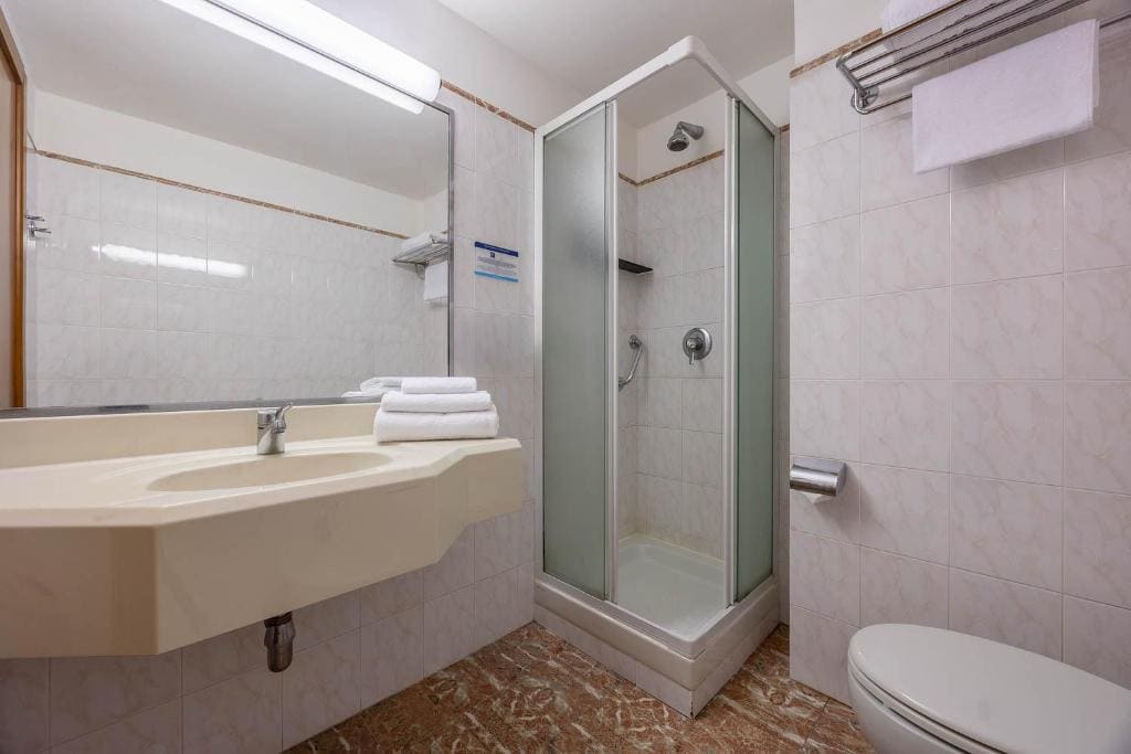 Superior Twin Room room - Image 2