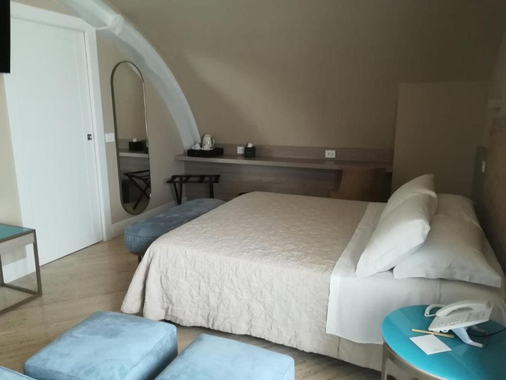 Deluxe Double Room with Side Sea View room - Image 3