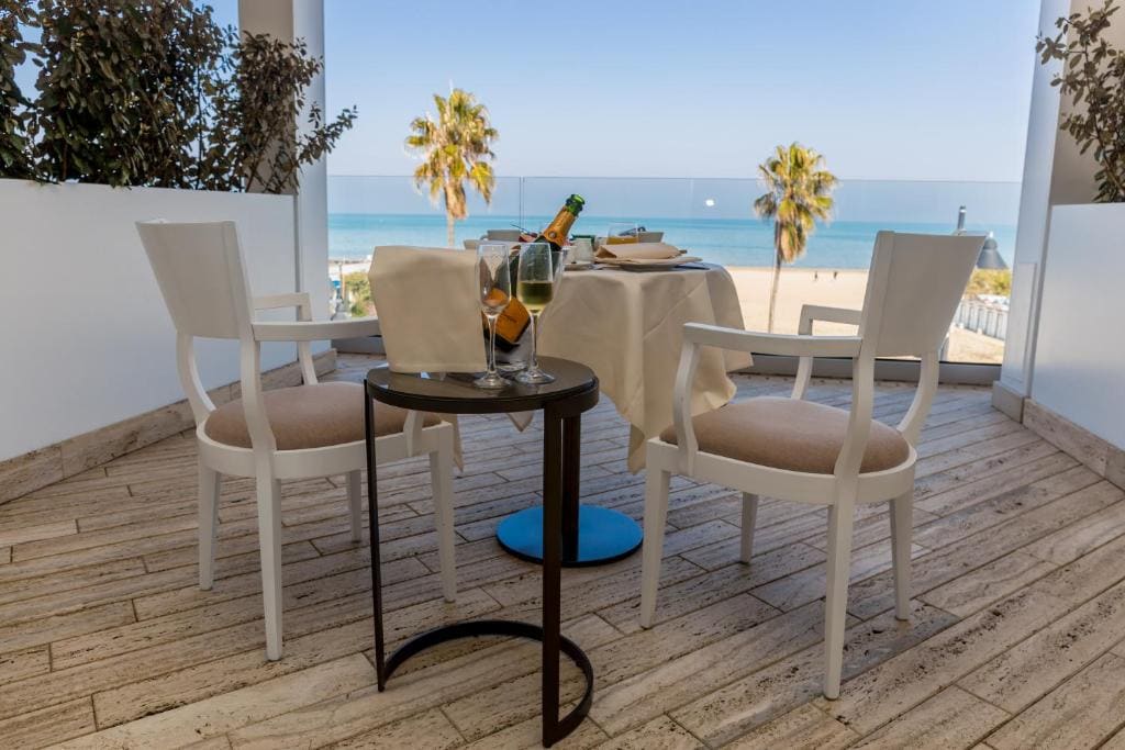 Superior Double Room with Balcony and Sea View room - Image 3