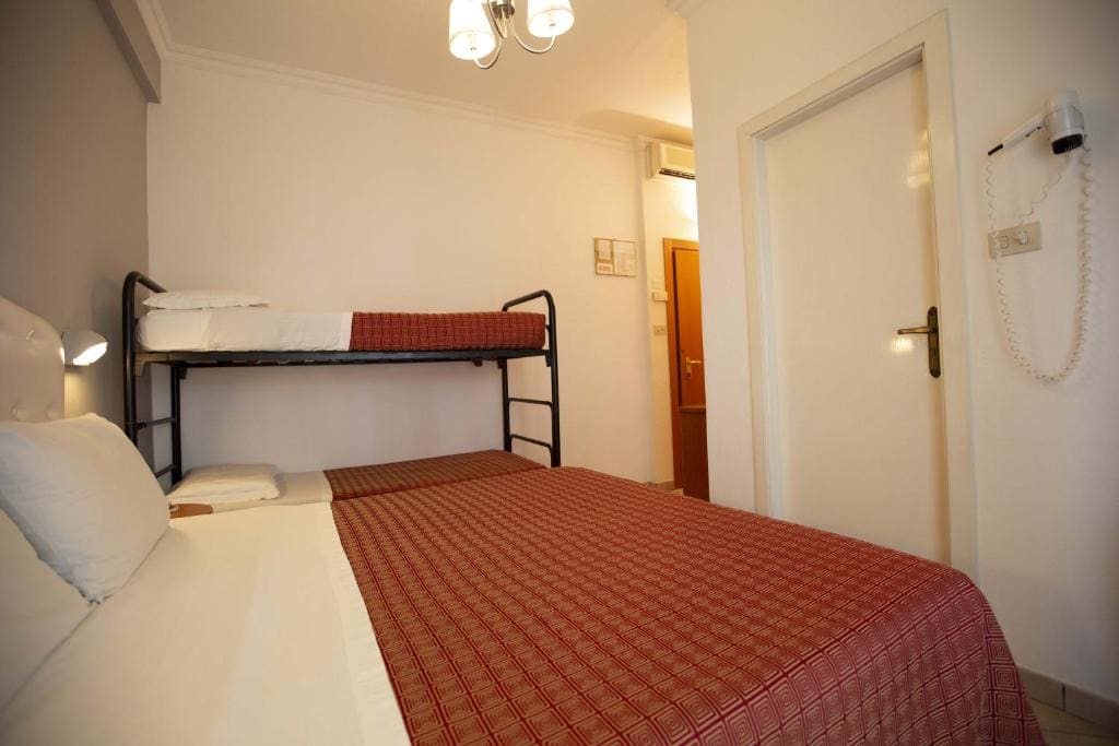Comfort Quadruple Room room - Image 1