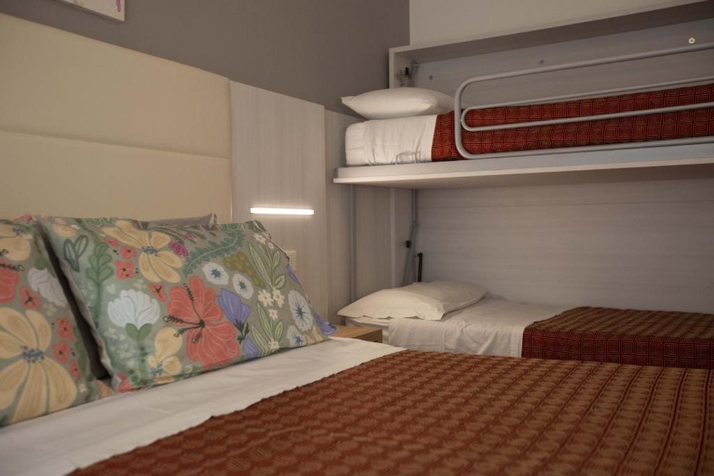Comfort Quadruple Room room - Image 2