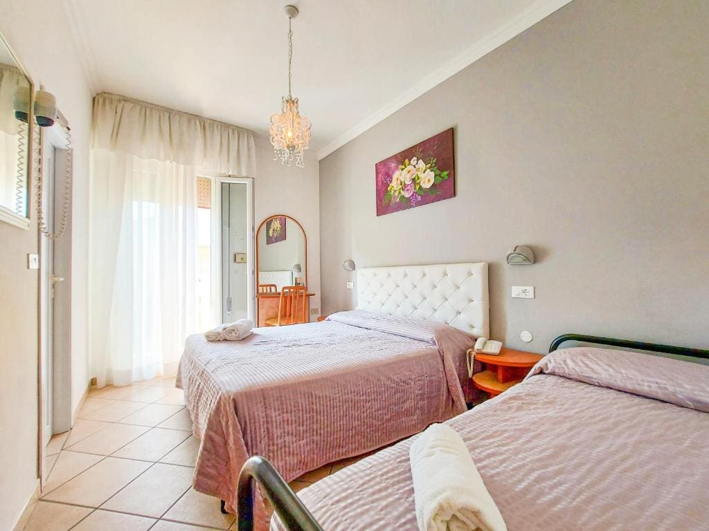 Comfort Triple Room room - Image 3