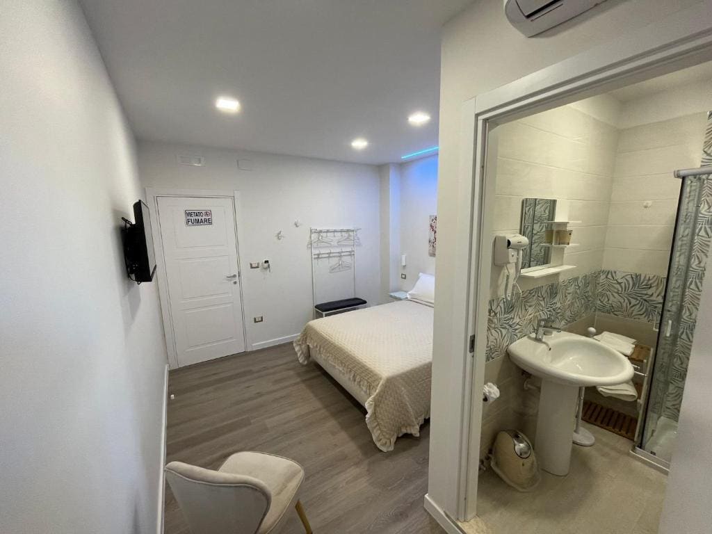 Double Room with Private Bathroom room - Image 3