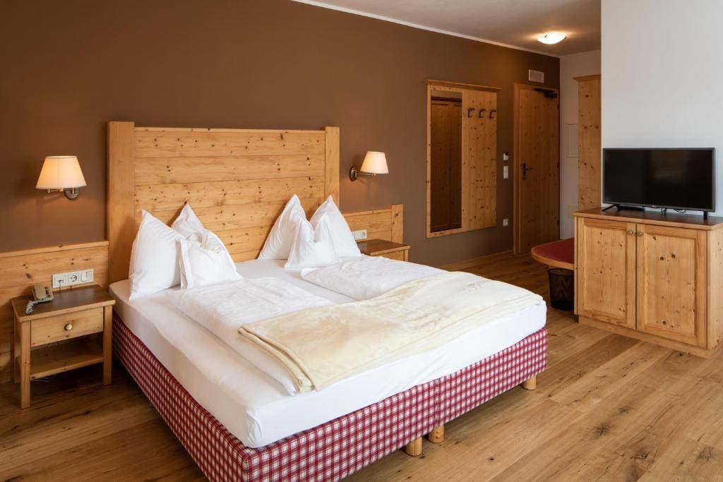 Superior Double or Twin Room with Mountain View room - Image 1