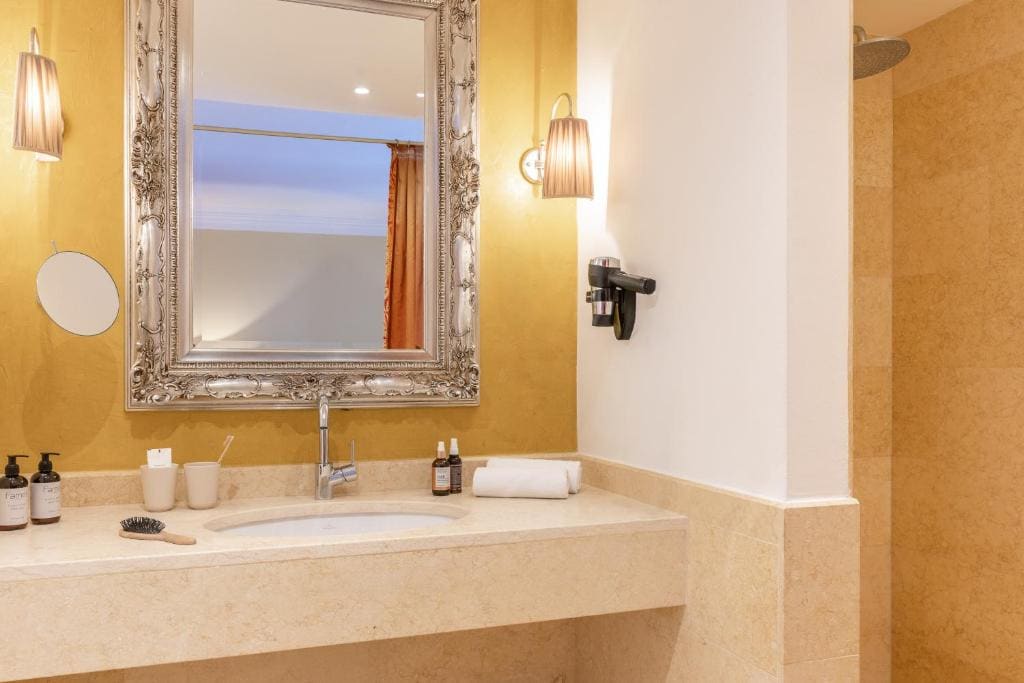 Deluxe Suite with Spa Bath room - Image 2