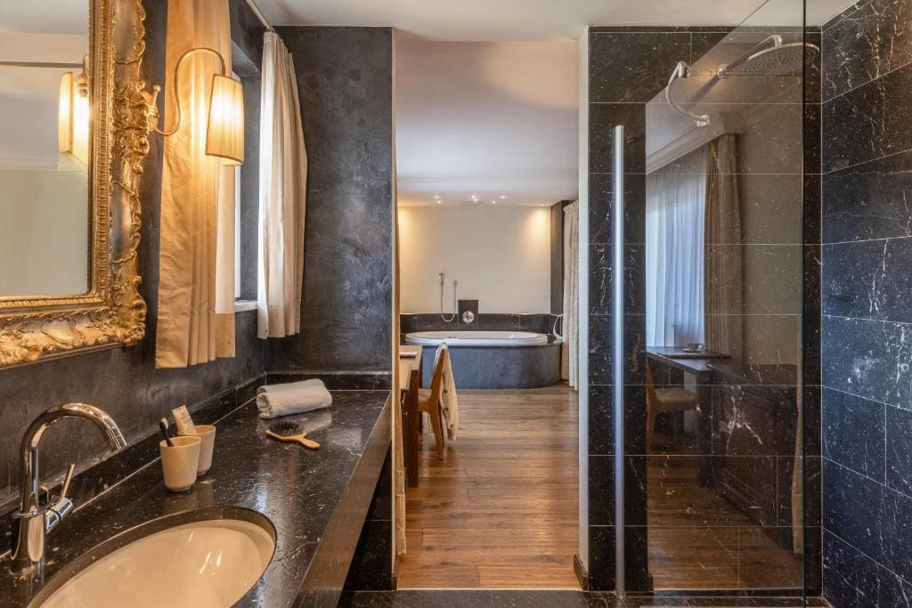 Suite with Hot Tub room - Image 3