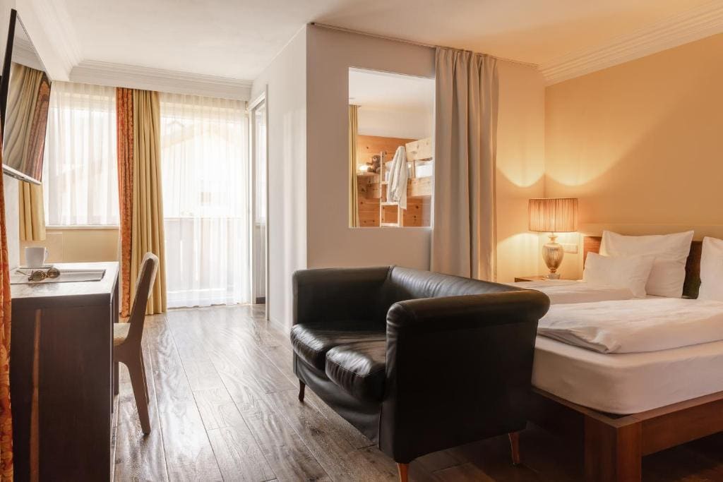 Deluxe Suite with Spa Bath room - Image 1