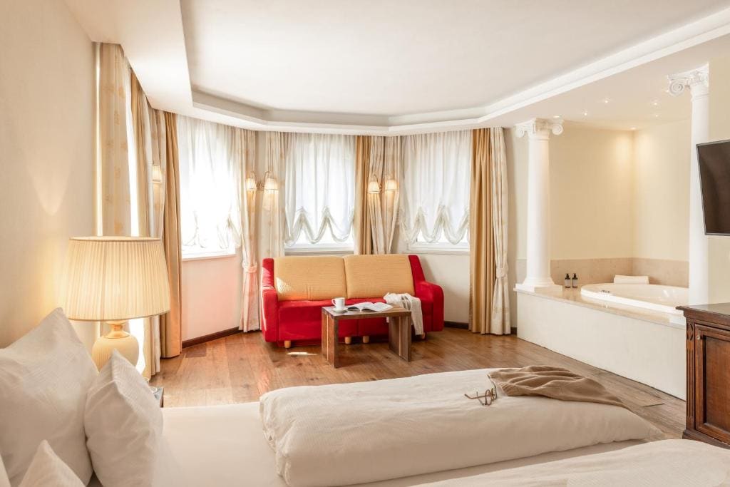 King Suite with Spa Bath room - Image 3