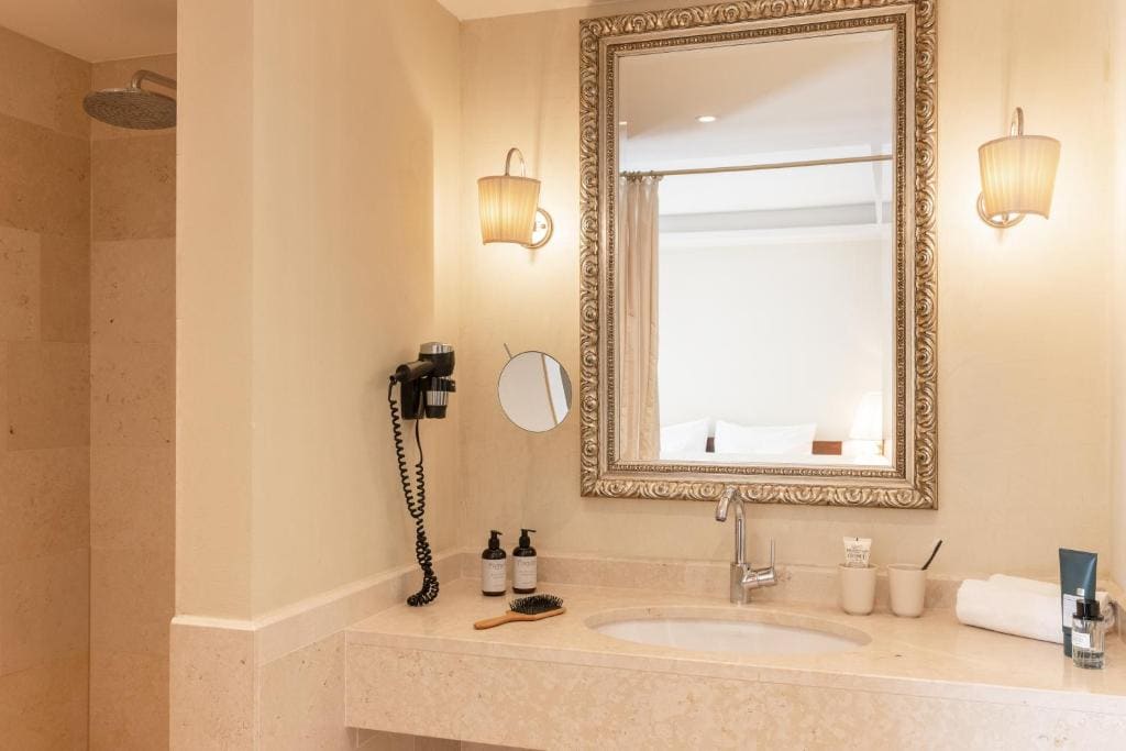 King Suite with Spa Bath room - Image 2